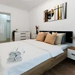 Sandra - Park-view With Balcony & Parking * Bukarest