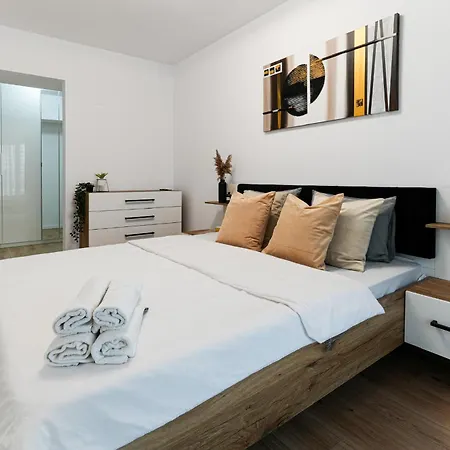 Sandra - Park-view With Balcony & Parking * Bukarest