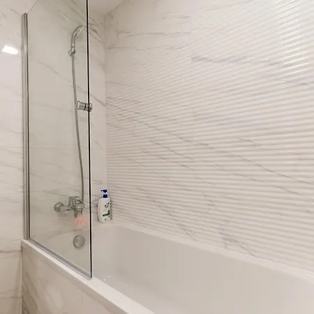 Apartman Sandra - Park-view With Balcony & Parking *