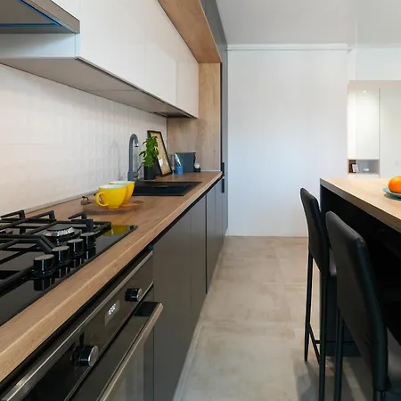 Sandra - Park-view With Balcony & Parking