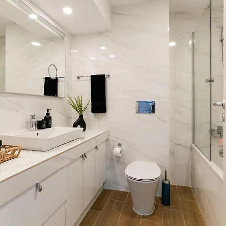 Sandra - Park-view With Balcony & Parking