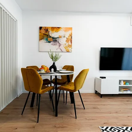 Apartman Sandra - Park-view With Balcony & Parking *