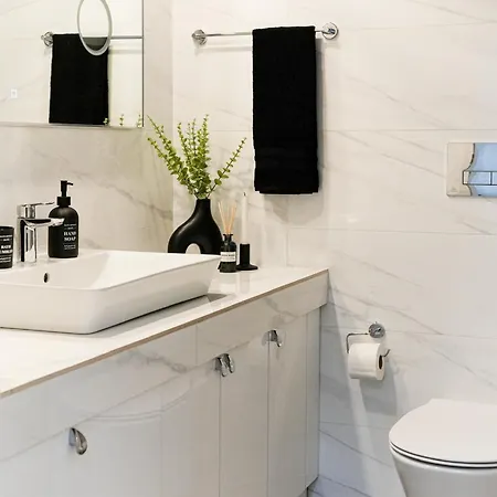 Sandra - Park-view With Balcony & Parking