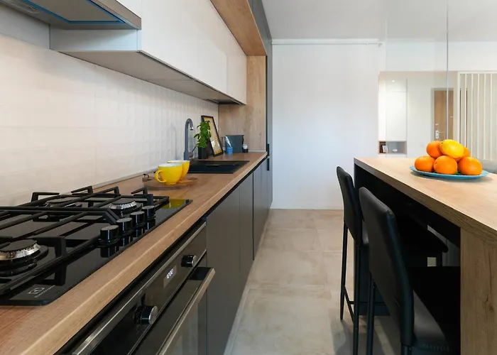 Sandra - Park-view With Balcony & Parking