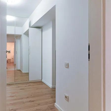 Sandra - Park-view With Balcony & Parking *