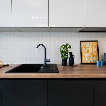 Sandra - Park-view With Balcony & Parking Apartmán