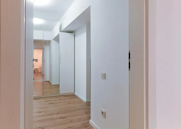 Sandra - Park-view With Balcony & Parking *