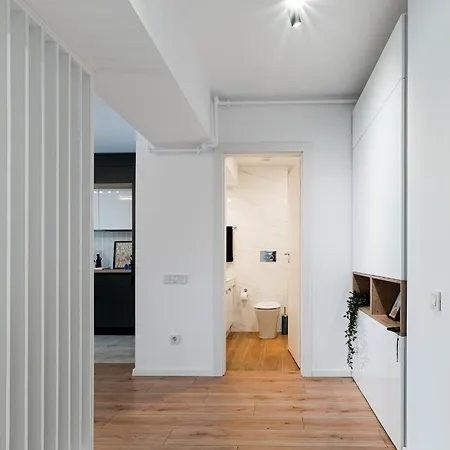 Sandra - Park-view With Balcony & Parking